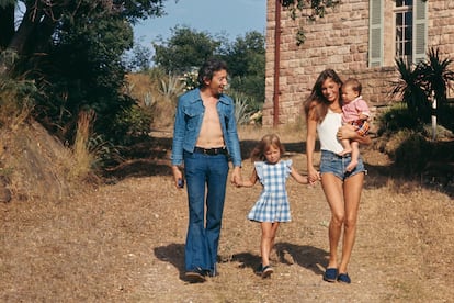 Serge Gainsbourg y Jane Birkin con sus hijas Kate Barry y Charlotte, de vacaciones en Saint-Tropez.