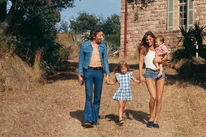 Serge Gainsbourg y Jane Birkin con sus hijas Kate Barry y Charlotte, de vacaciones en Saint-Tropez.