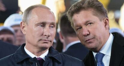 El presidente de Gazprom, Alexei Miller, (derecha) y el presidente ruso Vladimir Putin en un acto en Yakutsk el 1 de septiembre.