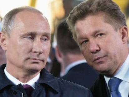 El presidente de Gazprom, Alexei Miller, (derecha) y el presidente ruso  Vladimir Putin en un acto en Yakutsk el 1 de septiembre. 