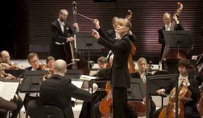 Susanna M&auml;lkki dirigiendo en el Helsinki Music Center a la Filarm&oacute;nica de Helsinki