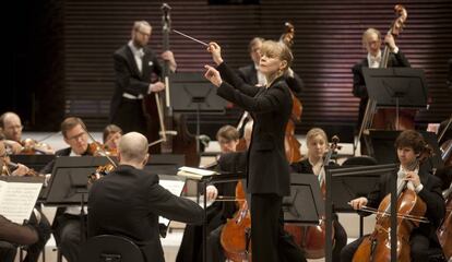Susanna Mälkki dirigiendo en el Helsinki Music Center a la Filarmónica de Helsinki