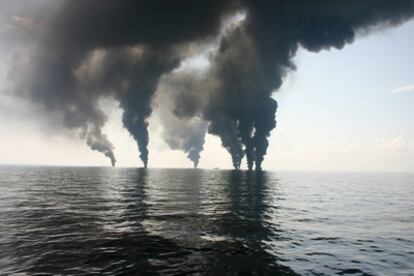 Crudo de bombeardo a la superficie y quemado controladamente durante las operaciones de contención del vertido en el golfo de México