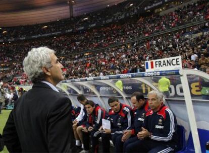 El seleccionador francés, Raymond Domenech, mira al público que abuchea mientras suena el himno nacional, durante un encuentro amistoso contra Túnez el año pasado en París.