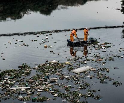 Faenas de limpieza en la bahia de Guanabara