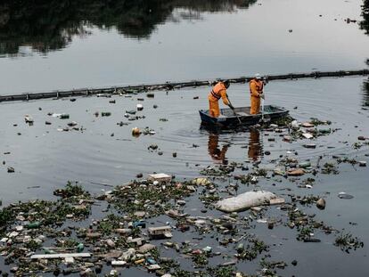 Faenas de limpieza en la bahia de Guanabara