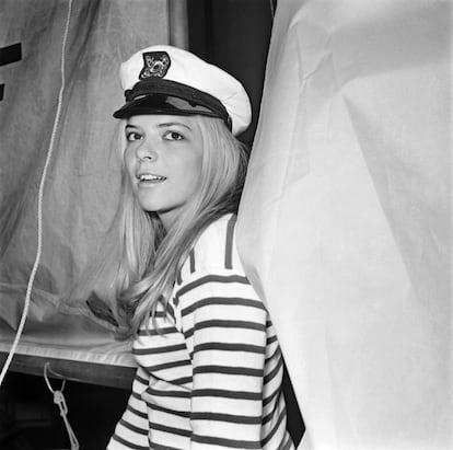 Imagen de archivo tomada el 17 de enero de 1968 de la cantante francesa France Gall posando en el Centro de Nuevas Industrias y Tecnologías (CNIT) en La Defense, en París, durante una feria de navegación.
