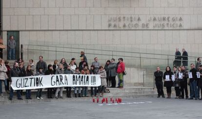 Familiares y amigos recuerdan a Amaia Azkue en el aniversario de su muerte, en San Sebastián.