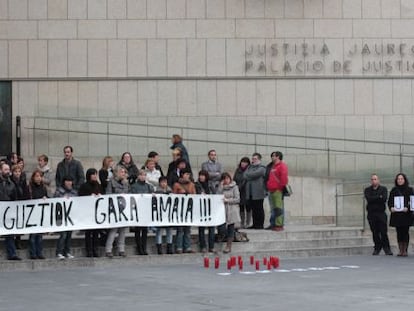 Familiares y amigos recuerdan a Amaia Azkue en el aniversario de su muerte, en San Sebastián.