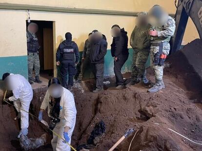 Investigadores de la Fiscalía del Estado de México inspeccionan la fosa en la que fueron halladas al menos 46 bolsas con restos humanos, en un salón de fiestas del municipio de Tenango del Valle, la semana pasada.