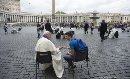 El Papa confiesa a un joven en la plaza de San Pedro en El Vaticano, el 23 de abril de 2016.