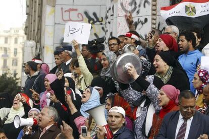 Ciudadanos protestan contra el Gobierno en El Cairo.