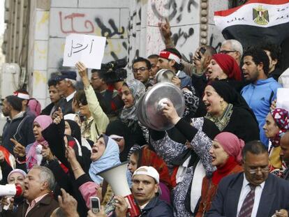 Ciudadanos protestan contra el Gobierno en El Cairo.