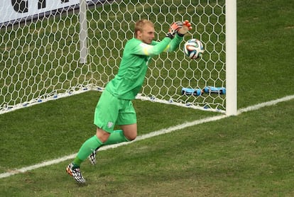 O goleiro da Holanda, Jasper Cillessen, defende um dos ataques brasileiros durante a partida. 