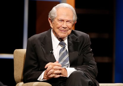 Rev. Pat Robertson poses a question to a Republican presidential candidate