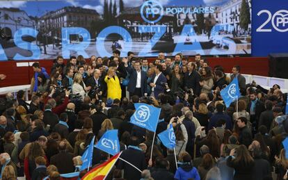 El presidente del Gobierno y candidato del PP a la reelección, Mariano Rajoy, ha abierto su mitin en la localidad madrileña de Las Rozas con un recuerdo a los dos policías nacionales fallecidos en el atentado terrorista junto a la Embajada española de Kabul (Afganistán) y ha llamado a todos los partidos a estar unidos contra el terrorismo.