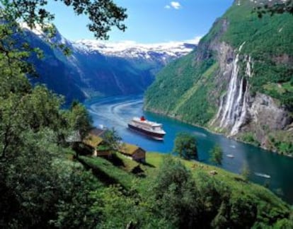 Barco de la compañía Hurtigruten en ruta por los fiordos del sur de Noruega.