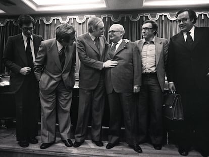 De izquierda a derecha, los diputados Óscar Alzaga, Gabriel Cisneros, José Pedro Pérez Llorca, el presidente de la Comisión Constitucional, Emilio Attard, Jordi Solé Tura y Gregorio Peces Barba, tras finalizar los debates del proyecto de la Constitución, el 20 de junio de 1978.