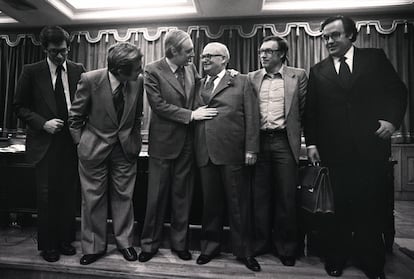 De izquierda a derecha, los diputados Óscar Alzaga, Gabriel Cisneros, José Pedro Pérez Llorca, el presidente de la Comisión Constitucional, Emilio Attard, Jordi Solé Tura y Gregorio Peces Barba, tras finalizar los debates del proyecto de la Constitución, el 20 de junio de 1978.