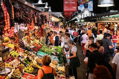 Clientes y turistas del mercado de la Boqueria, en La Rambla de Barcelona.