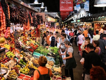 Clientes y turistas del mercado de la Boqueria, en La Rambla de Barcelona.