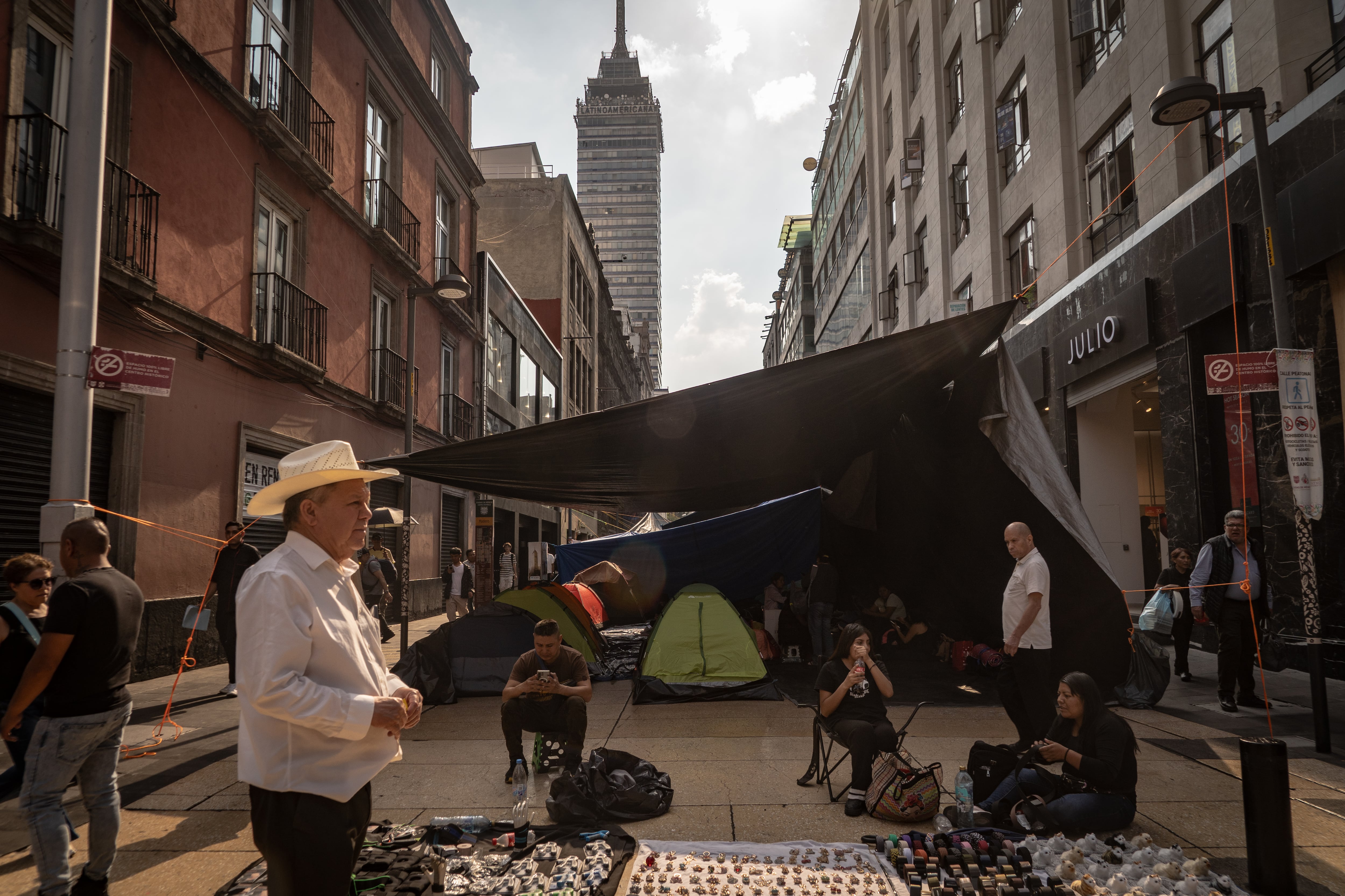 Maestros de la CNTE mantienen su campamento en calles del Centro Histórico, en Ciudad de México, este martes.