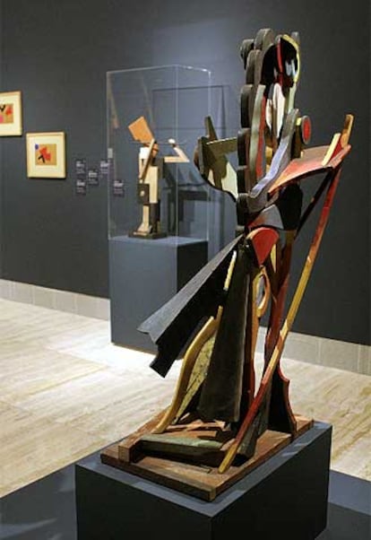 <i>La danza </i>(1913), escultura de Vladímir Baranov-Rossiné.