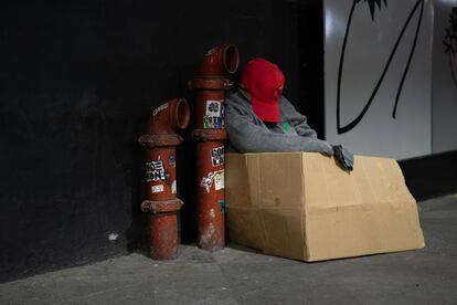 Una persona duerme en la banqueta de la calle de Génova, en la colonia Juárez.