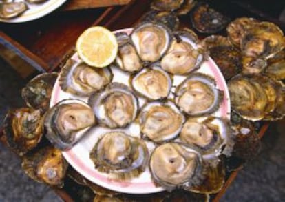 Un plato de ostras en el mercado A Pedra.