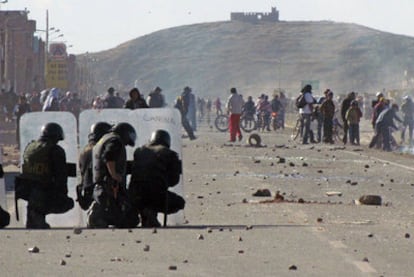 Antidisturbios se enfrentan a un grupo de manifestantes que protesta en Juliaca, en el sur de Perú, en contra de proyectos de explotación minera.