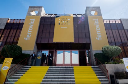 Exterior del auditorio ONCE antes de la segunda convocatoria de la Junta General Ordinaria de Accionistas de Ferrovial, el pasado 13 de abril de 2023, en Madrid.