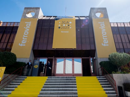 Exterior del auditorio ONCE antes de la segunda convocatoria de la Junta General Ordinaria de Accionistas de Ferrovial, el pasado 13 de abril de 2023, en Madrid.