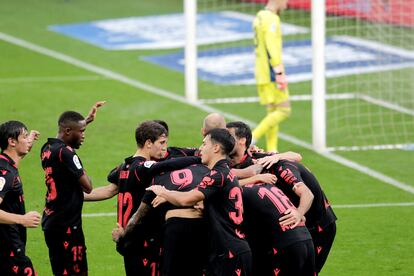 Los jugadores de la Real festejan un tanto al Celta.