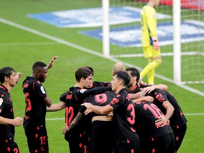 Los jugadores de la Real festejan un tanto al Celta.