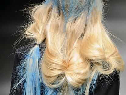 <b>Costura nómada
</b>Para mujeres fuertes que viajan y se atreven a mezclar grandes accesorios en su <i>look. </i>El cabello de <i>"geisha </i>despeinada", como lo define Souleiman, da un aspecto imperfecto y un tanto extraterrestre
Yohji Yamamoto así lo revela en sus desfiles. La laca se convierte en elemento imprescindible para estos semirrecogidos.