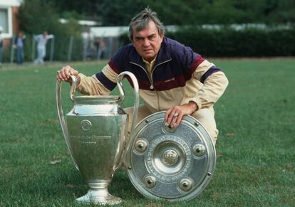 Happel posa con los trofeos de la Bundesliga y la Champions que conquistó con el Hamburgo en 1983.