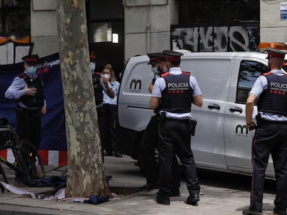 Despliegue policial en el domicilio de la rambla del Raval.