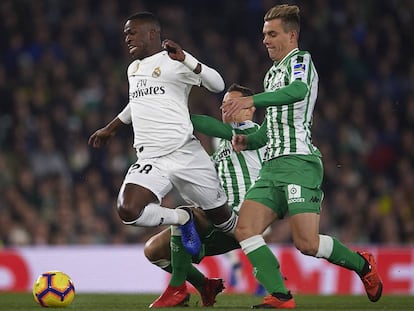 Vinicius Jr es seguido por los jugadores del Betis Andres Guardado y Giovani Lo Celso durante el partido de Liga entre el Real Betis Balompie y el Real Madrid CF en el Estadio Benito Villamarin.