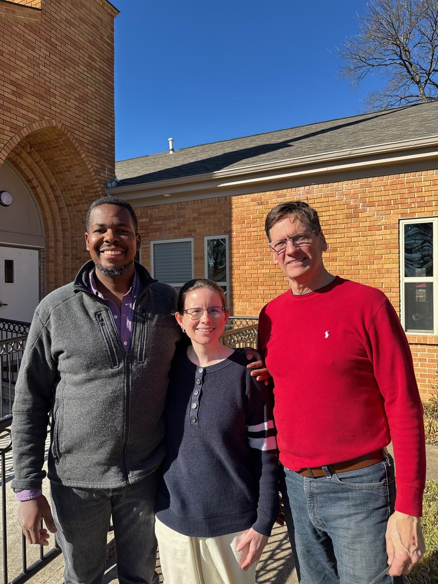 Derek Wright, Kacie Wright, y Dennis Houghton, propietarios de una tienda de instrumentos musicales en Keller (Texas).