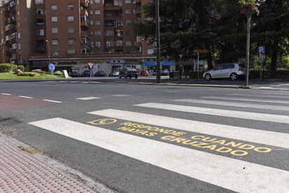 Talavera de la Reina ha iniciado una campaña que consiste en rotular con el símbolo de WhatsApp para concienciar sobre el buen uso del móvil.