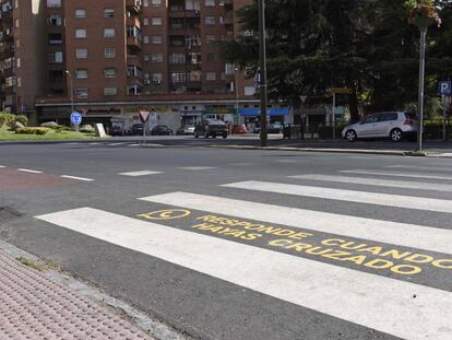 Talavera de la Reina ha iniciado una campaña que consiste en rotular con el símbolo de WhatsApp para concienciar sobre el buen uso del móvil.