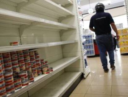 Imagen de un pasillo con estanterías desabastecidas en un supermercado venezolano. EFE/Archivo