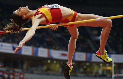 Ruth Beitia durante un salto en el Campeonato Europeo de Atletismo en Pista Cubierta de Belgrado de 2017, donde ganó la medalla de plata.