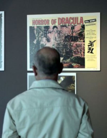 Un hombre en la exposici&oacute;n sobre Dr&aacute;cula de A Coru&ntilde;a.