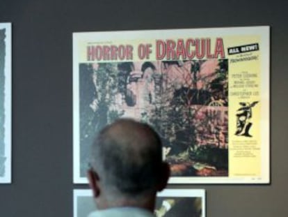 Un hombre en la exposici&oacute;n sobre Dr&aacute;cula de A Coru&ntilde;a.