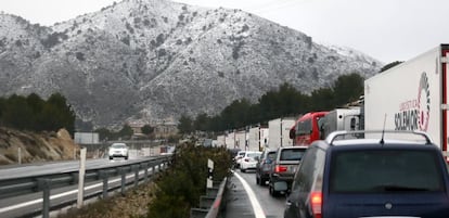 Cortes de tráfico en la autovía A-31 que une Alicante con Albacete y Madrid, a la altura de Petrer.