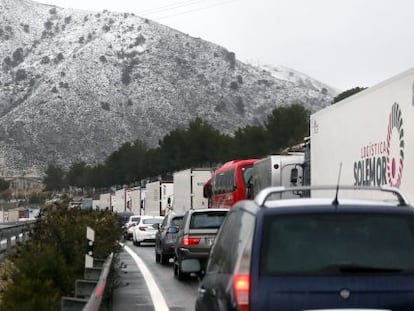 Cortes de tr&aacute;fico en la autov&iacute;a A-31 que une Alicante con Albacete y Madrid, a la altura de Petrer.