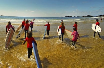 Curso de surf en una de las playas de Verdicio, en Gozón (Asturias).