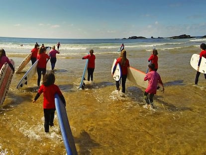 Curso de surf en una de las playas de Verdicio, en Gozón (Asturias).