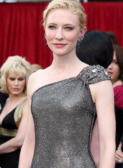 Cate Blanchett eligió el color plata como muchas otras estrellas, pero el suyo, de Armani, era el mejor. No logró hacerse con el premio a mejor actriz secundaria, que se llevó Jennifer Hudson. La actriz australiana entregó, junto con Clive Owen, el galardón a mejor película de habla no inglesa, que fue para la alemana <i>La vida de los otros</i>.